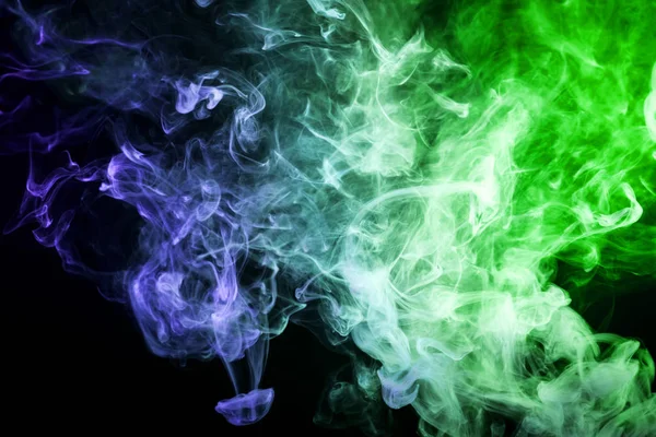 Kleurrijke Groen Blauw Rook Een Geïsoleerde Zwarte Achtergrond Achtergrond Van — Stockfoto