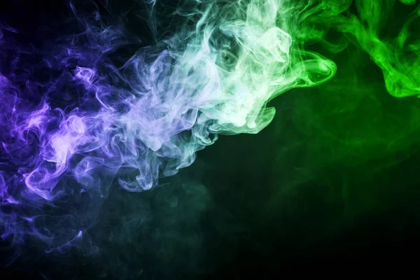 Dichte Veelkleurige Rook Van Blauwe Groene Kleuren Een Geïsoleerde Zwarte — Stockfoto