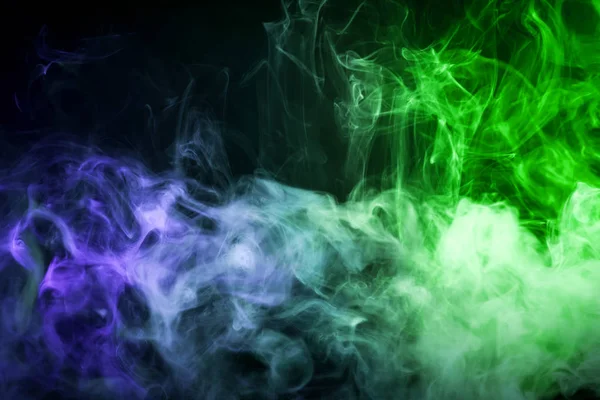 Tät Mångfärgade Röken Blå Och Gröna Färger Svart Isolerade Bakgrund — Stockfoto