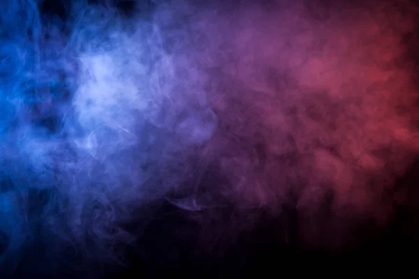 Dichte Veelkleurige Rook Van Blauw Roze Paarse Kleuren Een Zwart — Stockfoto