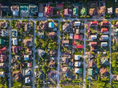 Hava fotoğrafçılığı bir yazlık köyü renkli evleri, iyi bir yol, yeşil ağaçlar ve yard. Helikopter dron vurdu