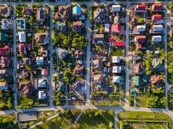 Hava fotoğrafçılığı bir yazlık köyü renkli evleri, iyi bir yol, yeşil ağaçlar ve yard. Helikopter dron vurdu