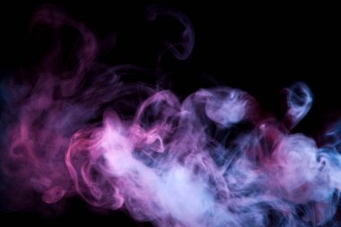 Thickpink ve mor dumanlı bir siyah arka plan izole. Vap duman arka plan