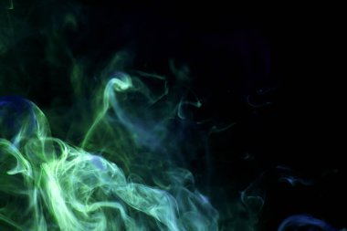 Kalın yeşil ve mavi siyah bir duman arka plan izole. Vap duman arka plan