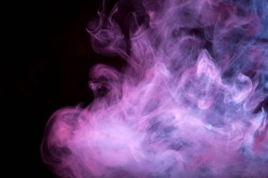 Bulut pembe ve mor dumanlı siyah Yalıtılmış zemin. Vap duman arka plan