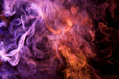 Bulut turuncu, pembe ve mor duman siyah Yalıtılmış zemin. Vap duman arka plan