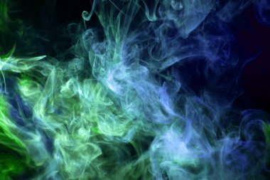 Renkli yeşil ve mavi siyah bir duman arka plan izole. Vap duman arka plan