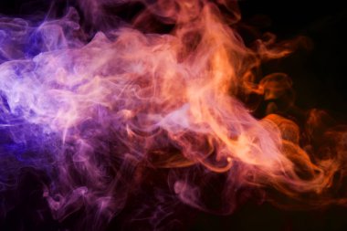 Duman siyah bir izole arka plan üzerinde renkli pembe ve turuncu. Vap duman arka plan