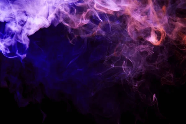 Thickpink 和紫色烟雾在黑色孤立的背景 Vap 的烟雾背景 — 图库照片