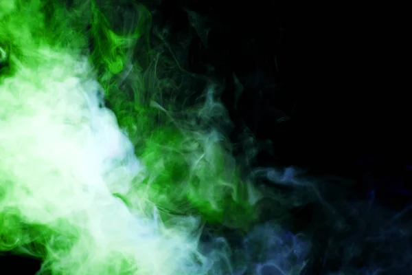 濃い緑色と黒の上の煙青背景を分離しました Vap の煙から背景 — ストック写真
