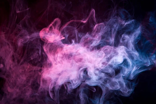 彩色粉红色和蓝色烟雾在黑色孤立的背景 Vap 的烟雾背景 — 图库照片