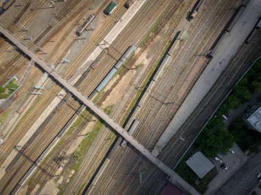 Modern demiryolu hava fotoğrafçılığı izler, tren vagonları paralel Demiryolları, geçişleri ve sıcak yaz gününde bir tren istasyonu ile. Helikopter dron vurdu