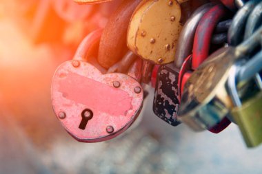 Close-up pembe Kalesi ve eski şehir Köprüsü, düğün günü lovers geleneği kalpler şeklinde diğer kaleler