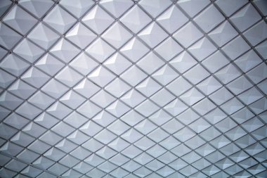 Bir close-up sığ bir döşeme gri-beyaz tavanda. Gri arka planı