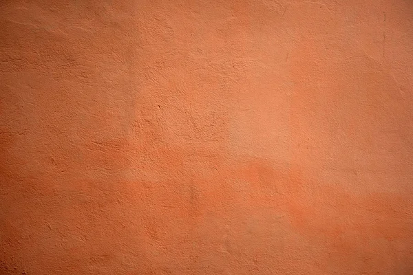 用石膏覆盖的橙色墙的特写 灰色背景 — 图库照片