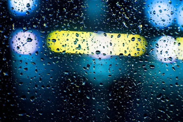 Primo Piano Vetro Auto Con Ciuffo Pioggia Sullo Sfondo Luci — Foto Stock