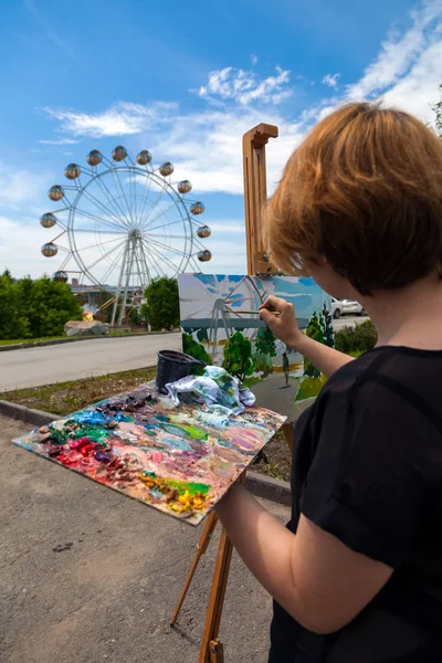 Jovem Arrtista Pinta Uma Tela Uma Paisagem Urbana Verão Com — Fotografia de Stock