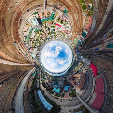 Hava fotoğrafları panorama 360 modern demiryolu parça, tren vagonları paralel Demiryolları, geçişleri, bir tren istasyonu, yüksek binalar, sıcak yaz gününde nehrin bir köprü ile. 