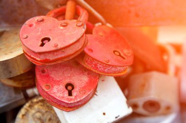 Eski Şehir Köprüsü, düğün günü lovers geleneği kalpler şeklinde kırmızı, beyaz ve diğer yakın çekim kilitler