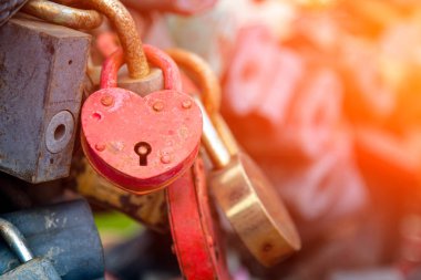 Close-up pembe Kalesi ve eski şehir Köprüsü, düğün günü lovers geleneği kalpler şeklinde diğer kaleler