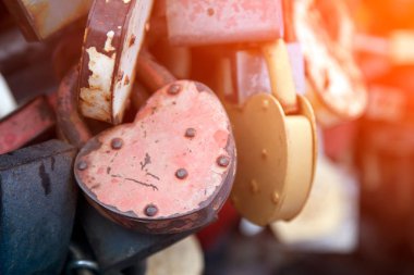 Close-up pembe Kalesi ve eski şehir Köprüsü, düğün günü lovers geleneği kalpler şeklinde diğer kaleler
