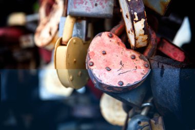 Close-up pembe Kalesi ve eski şehir Köprüsü, düğün günü lovers geleneği kalpler şeklinde diğer kaleler