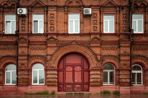 Крупный План Деревянного Крыльца Коричневой Дверью Старыми Окнами Старым Домом — стоковое фото