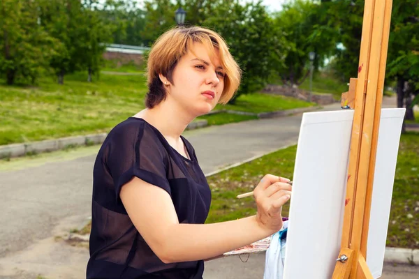 Artista Joven Pinta Sobre Lienzo Paisaje Urbano Verano Pinturas Óleo — Foto de Stock