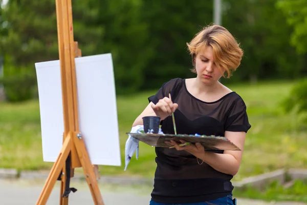Артистка Молодая Женщина Рисует Холсте Городской Пейзаж Лета Масляных Красок — стоковое фото