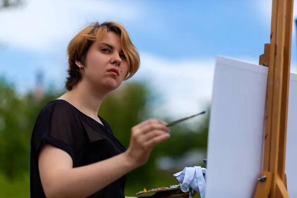 Artista Jovem Pinta Uma Tela Uma Paisagem Urbana Verão Pinturas — Fotografia de Stock