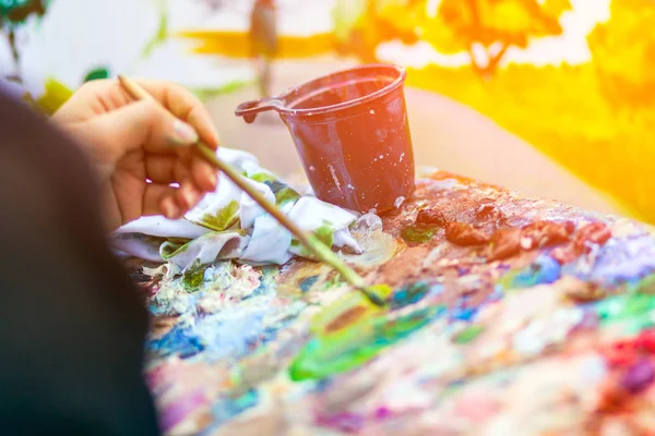 Artista Close Ganha Pinta Com Tintas Óleo Paleta — Fotografia de Stock