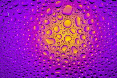 Yakın yukarı bir su damlaları bir mor ve sarı degrade arka plan ile kaplı, damla su - yoğunlaşma.