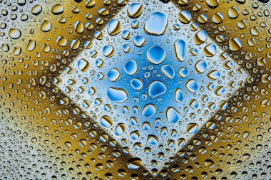 Yakın up bir su damlaları bir mavi ve kaplı kahverengi degrade arka plan damla su - yoğunlaşma.