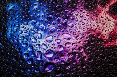 Bir damla su degrade arka plan üzerinde siyah, yoğunlaşma bir mavi arka plan, mor duman karşı Close-up