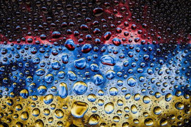 Bir damla su Ermenistan Ulusal bayrak izole bir arka plan üzerinde çerçevede bir close-up