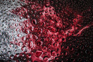 Bir damla su Bahreyn Ulusal bayrak izole bir arka plan üzerinde çerçevede bir close-up