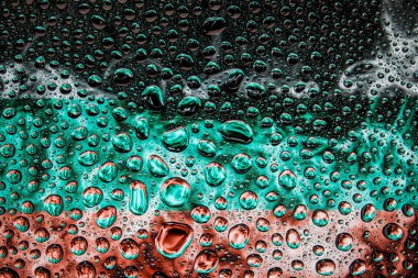 Bir damla su Bulgaristan Ulusal bayrak izole bir arka plan üzerinde çerçevede bir close-up