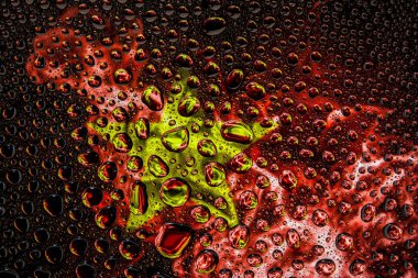 Bir damla su Vietnam ulusal bayrak izole bir arka plan üzerinde çerçevede bir close-up