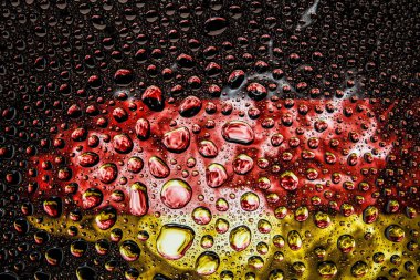 Bir damla su Almanya Ulusal bayrak izole bir arka plan üzerinde çerçevede bir close-up