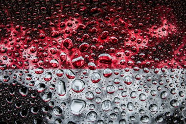 Bir damla su Endonezya Ulusal bayrak izole bir arka plan üzerinde çerçevede bir close-up