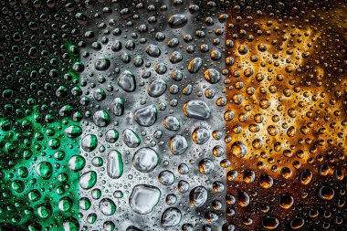 Bir damla su İrlanda ulusal bayrak izole bir arka plan üzerinde çerçevede bir close-up