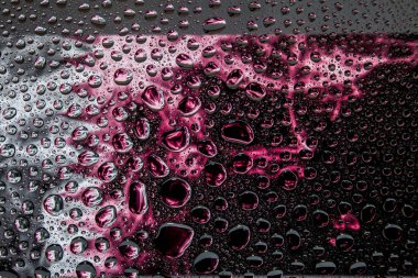 Bir damla su Katar Ulusal bayrak izole bir arka plan üzerinde çerçevede bir close-up