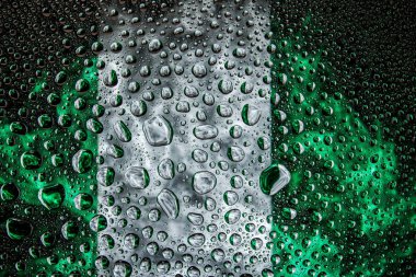 Bir damla su Nijerya ulusal bayrak izole bir arka plan üzerinde çerçevede bir close-up