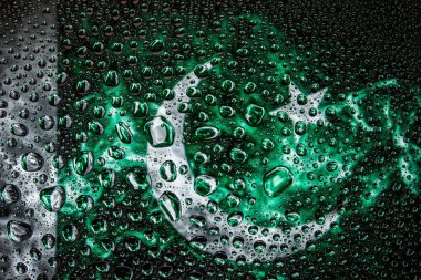 Bir damla su Pakistan ulusal bayrak izole bir arka plan üzerinde çerçevede bir close-up