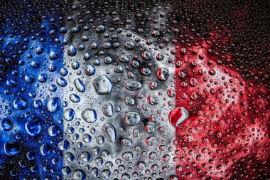 Bir damla su Fransa ulusal bayrak izole bir arka plan üzerinde çerçevede bir close-up