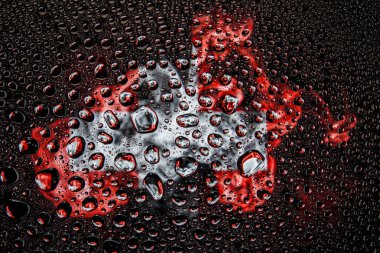 Bir damla su İsviçre Ulusal bayrak izole bir arka plan üzerinde çerçevede bir close-up