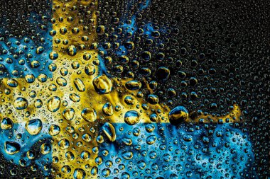 Bir damla su İsviçre Ulusal bayrak izole bir arka plan üzerinde çerçevede bir close-up