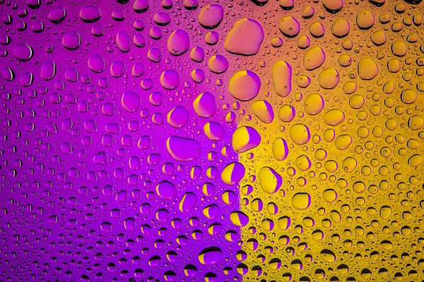 Primo Piano Gocce Acqua Fondo Sfumato Viola Giallo Ricoperto Gocce — Foto Stock