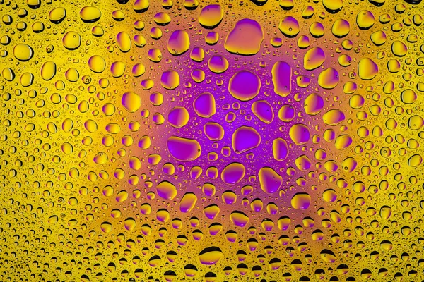 Close Uma Gota Água Sobre Fundo Gradiente Roxo Amarelo Coberto — Fotografia de Stock