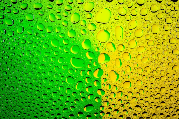 Close Uma Gota Água Sobre Fundo Gradiente Verde Amarelo Coberto — Fotografia de Stock